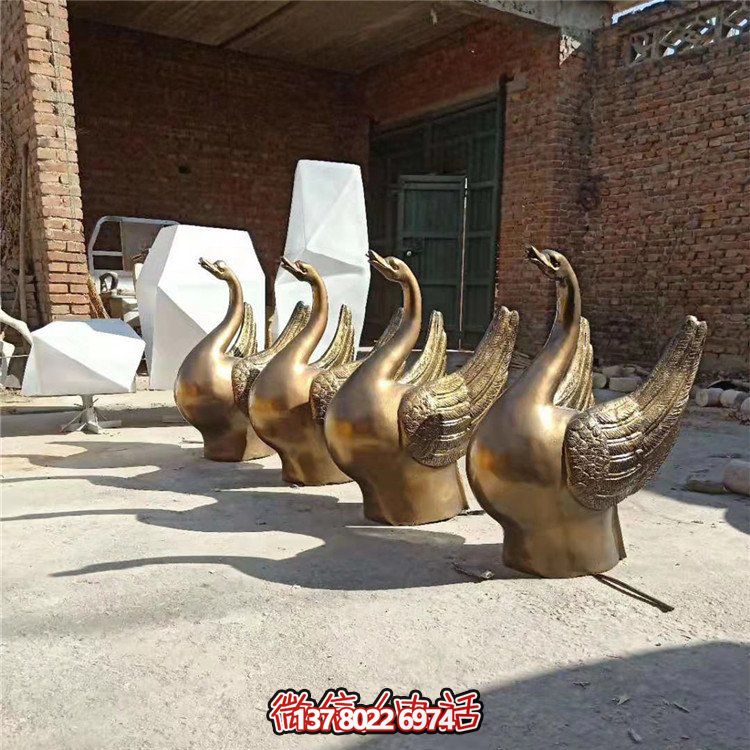仿銅噴水雕塑，玻璃鋼景觀天鵝水池，為廣場園林擺放