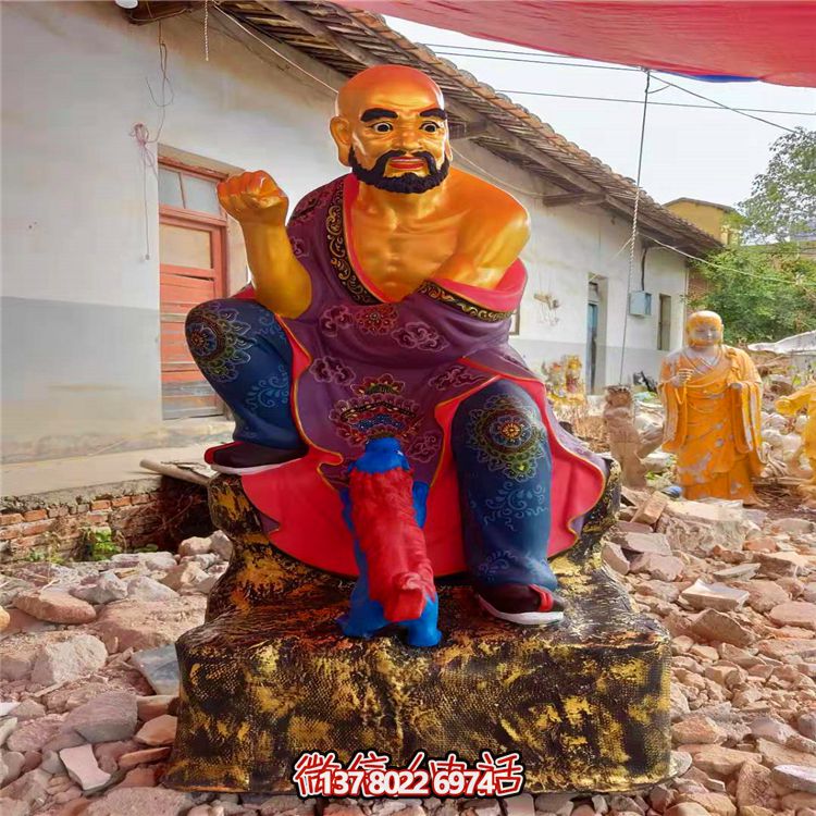 精美絕倫的玻璃鋼彩繪貼金十八羅漢雕塑，讓寺廟更加輝煌