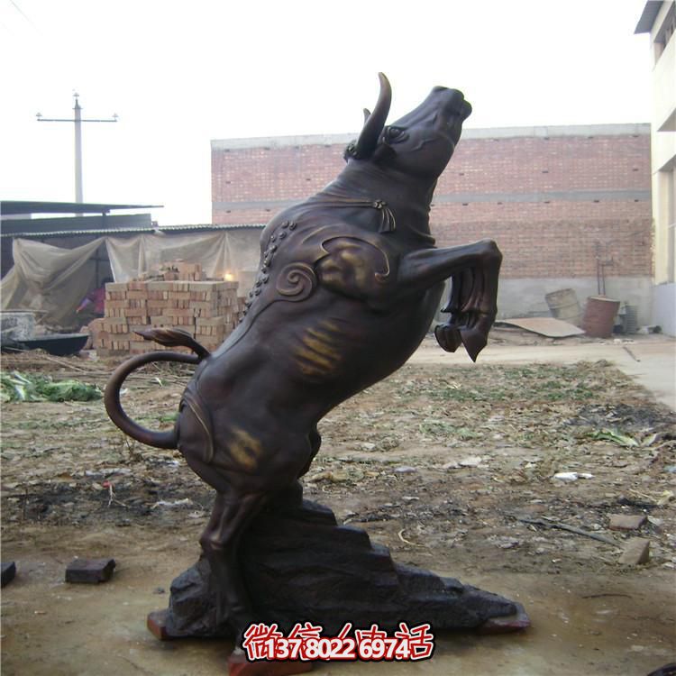 牛年奮進雕塑，玻璃鋼仿銅戶外景區農耕積極雕塑