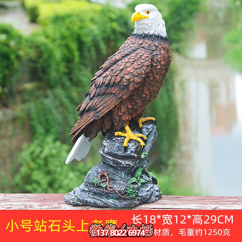 石頭藝術(shù)老鷹雕塑，點(diǎn)綴花園站