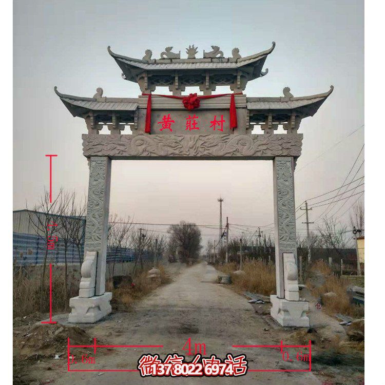 精美青石單門牌坊，點(diǎn)綴村莊門口