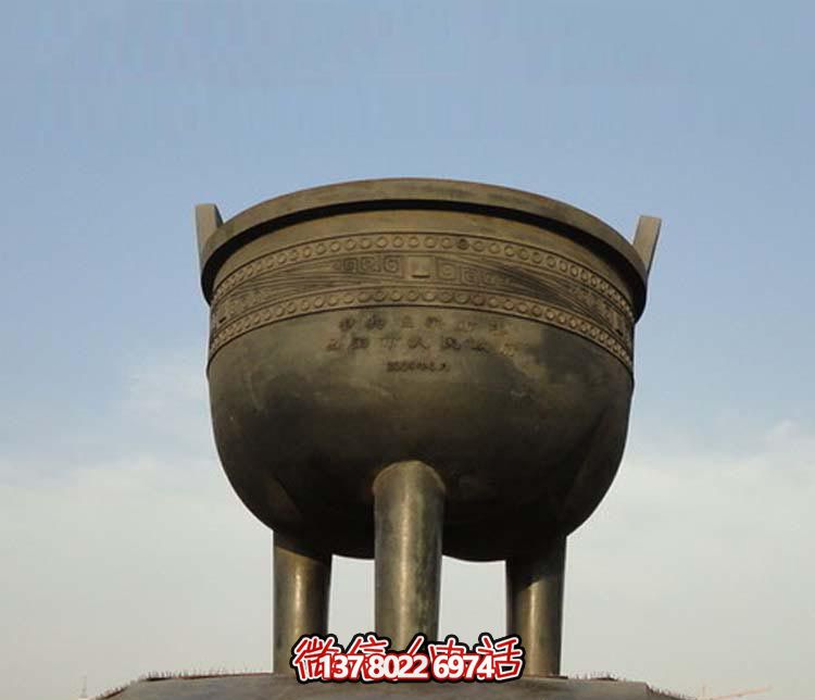 大型青銅圓形香爐，裝飾廣場景區