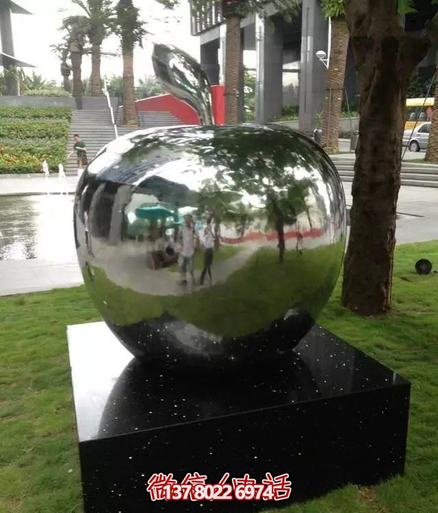 不銹鋼蘋果雕塑擺件，讓你的戶外空間更有創(chuàng)意！