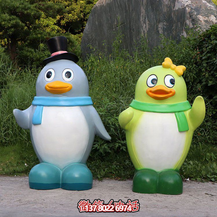 玻璃鋼彩繪企鵝景觀公仔，為幼兒園戶外擺件