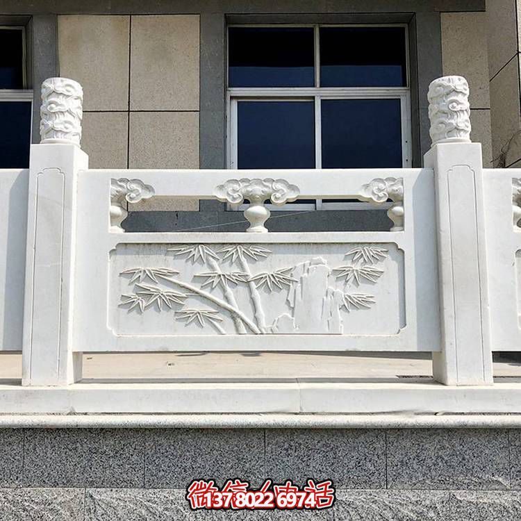 精致古典庭院雕飾浮雕石柱、欄桿、欄板，營造溫馨園林