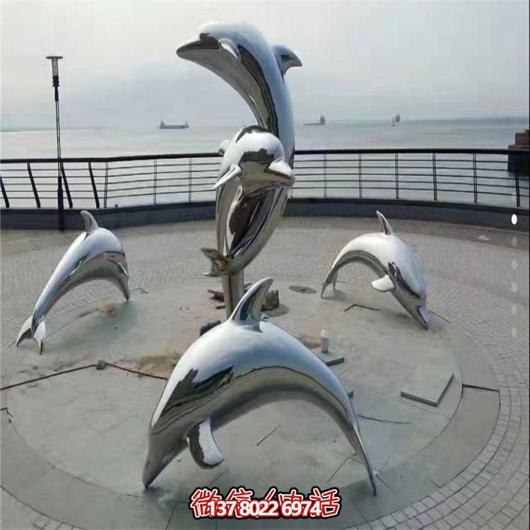 不銹鋼海豚雕塑，讓海邊的廣場更加美觀