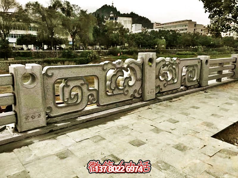 大理石石欄桿鏤空雕塑，讓湖邊的裝飾更加完美