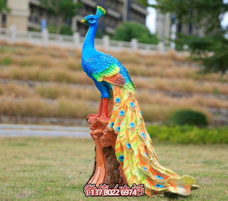 玻璃鋼孔雀雕塑，點綴公園草坪