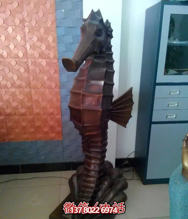 大型商場擺放的玻璃鋼創意海馬雕塑