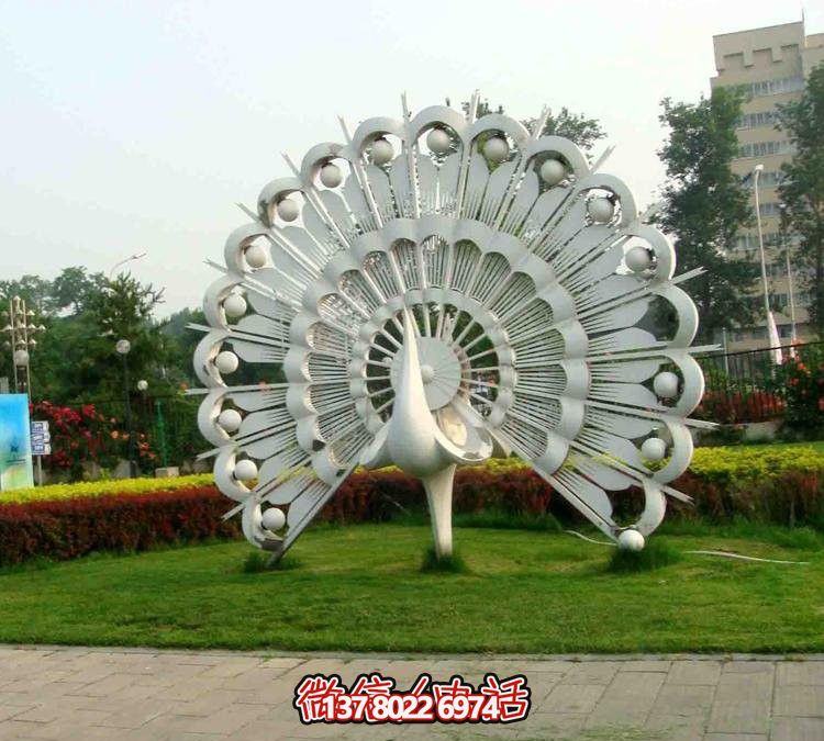 草坪上一只驕傲的玻璃鋼抽象的孔雀雕塑 草坪上一只驕傲的玻璃鋼抽象的孔雀雕塑