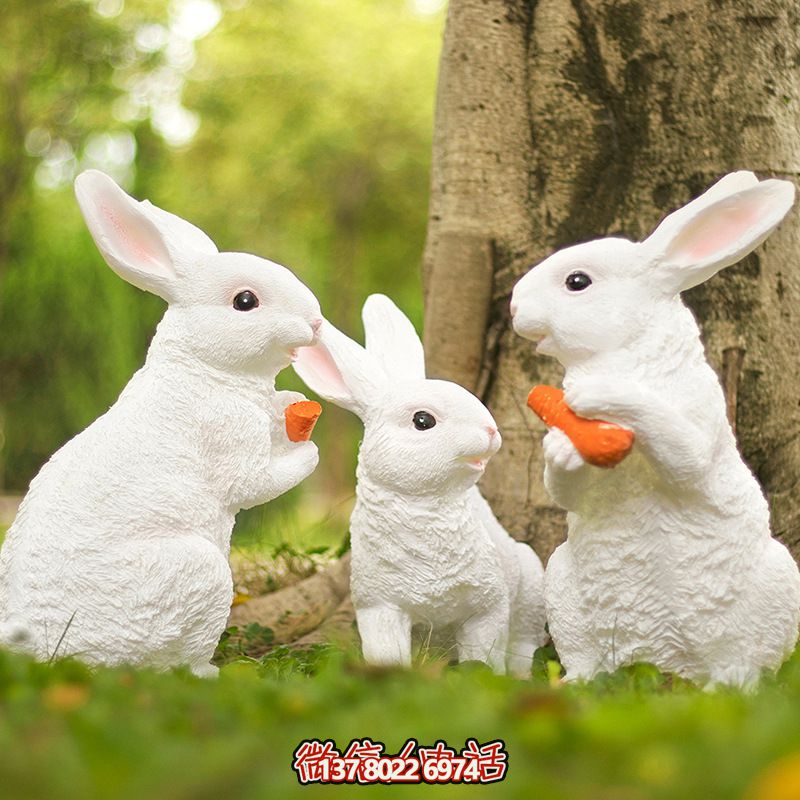 森林三只吃胡蘿卜的樹脂兔子雕塑 森林三只吃胡蘿卜的樹脂兔子雕塑