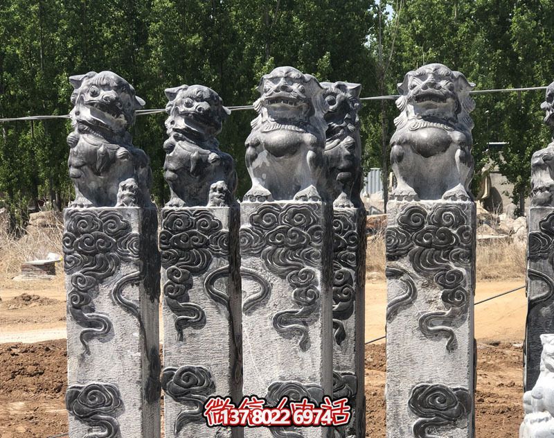浮雕獅子祥云景區(qū)庭院門(mén)前擺放拴馬柱