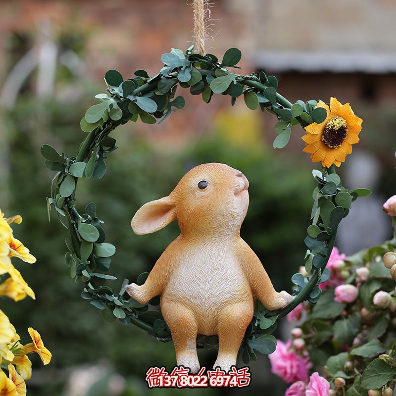 花園一只蕩秋千的玻璃鋼兔子雕塑 花園一只蕩秋千的玻璃鋼兔子雕塑