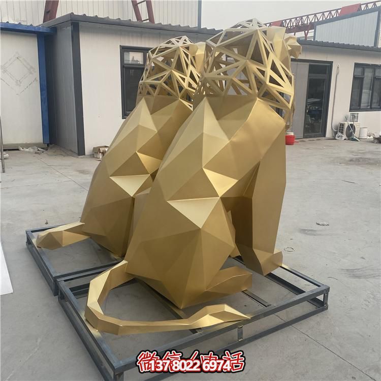 景點(diǎn)戶外擺放一對噴金玻璃鋼抽象幾何切面鏤空獅子雕塑
