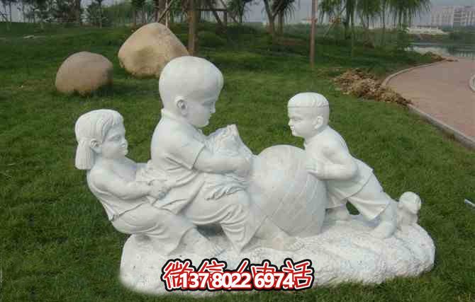 戶(hù)外草坪漢白玉石雕拔蘿卜的兒童雕塑 戶(hù)外草坪漢白玉石雕拔蘿卜的兒童雕塑