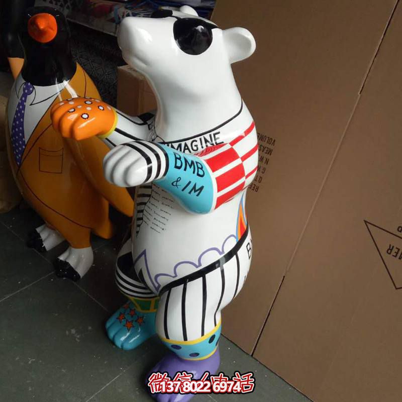 熊雕塑-公園廣場(chǎng)創(chuàng)意彩繪舉手戴眼鏡玻璃鋼熊雕塑