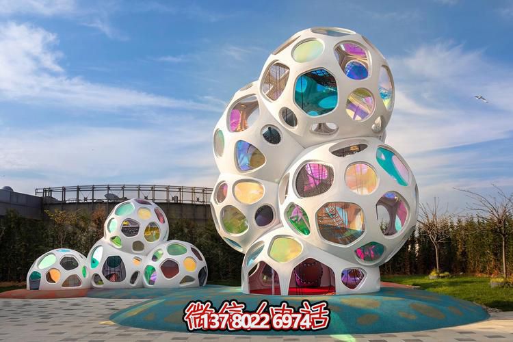 幻彩晶球疊韻：戶外空間的靈動藝術魔方